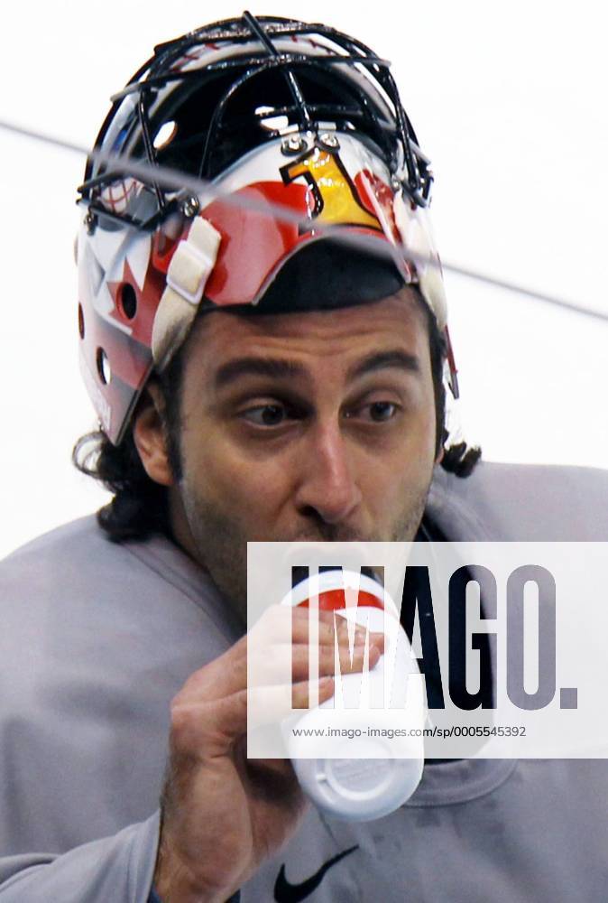 Feb. 26, 2010 - Canada - VANCOUVER, BC: FEBRUARY 26, 2010 -- Team Canada s goalie Roberto Luongo has a drink during Canada s game-day skate in preparation for their game later in the day against Slovakia in Vancouver BC Friday, February 26, 2010 during the 2010 Olympics. (John Mahoney Canwest News Service). CNS-OLY-MHKY - ZUMAw51 o0 Training Nationalmannschaft