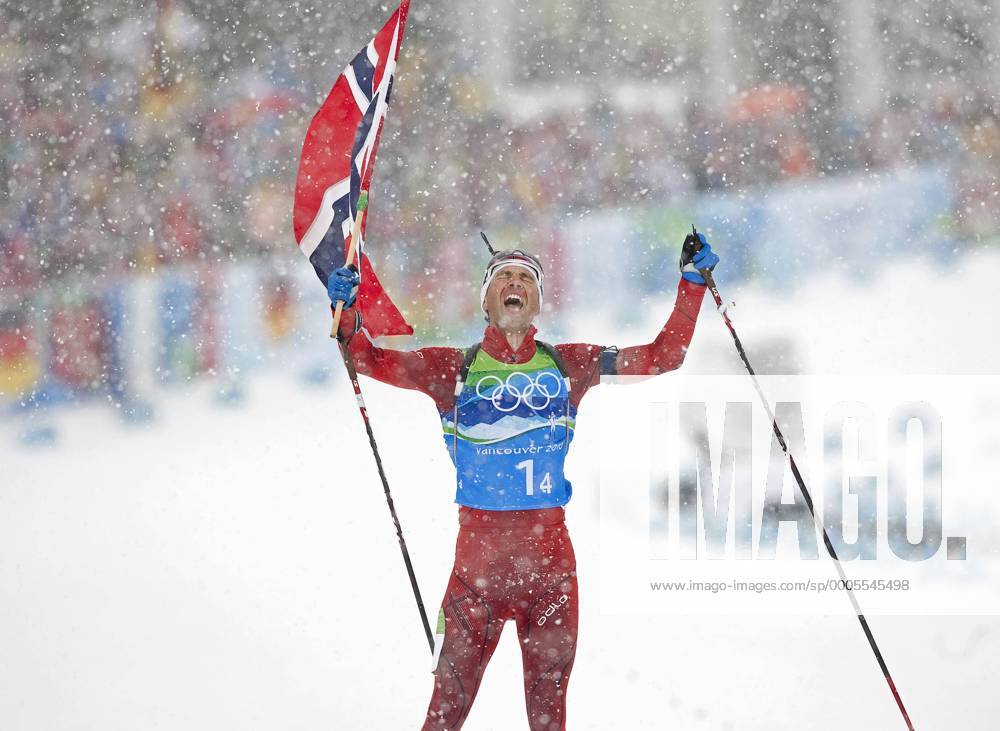 Norway s Ole Einar Bjoerndalen celebrates winning goldmedal as he anchors his team across the finish in Biathlon Men s 4x7.5 KM Relay during Vancouver 2010 Winter Olympics at the Whistler Olympic Park in Whistler, British Columbia, February 26, 2010. OLY20100226801 o0 Olympiasieg Sieg Freude Jubel Fahne, Landesfahne Objekte