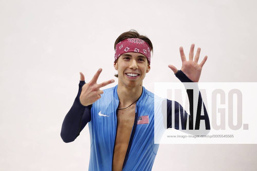 Apolo Anton Ohno of the USA celebrates after winning his eighth Olympicmedal - BKX2010022607 o0 Gestik Medaillen Finger Acht 8 Jubel, Freude