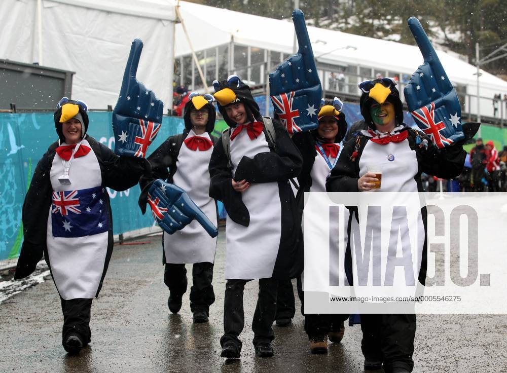 , Olympische Spiele Vancouver 2010 , Maenner Bob Viererbob Australische Fans als Pinguine verkleidet o0 Zuschauer Kostüm Verkleidung kurios Fans