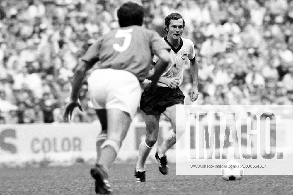 Franz Beckenbauer (BR Deutschland) am Ball Fußball WM Herren Weltmeisterschaft 1970, Halbfinale, Länderspiel, Nationalmannschaft, Nationalteam, Nationaltrikot Gruppe Estadio Azteca, Aztekenstadion Mexico-City