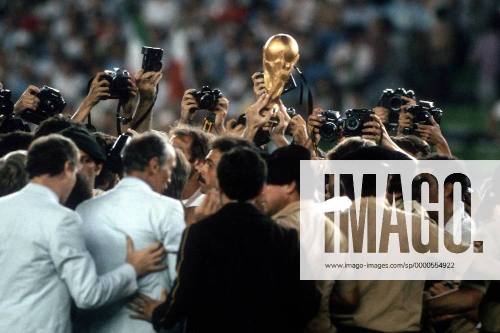 Der Weltmeister-Pokal in italienischen Händen - umringt von Sportfotografen und spanischen Sicherheitskräften Fußball WM Herren Weltmeisterschaft 1982, Finale, Endspiel, Länderspiel, Nationalmannschaft, Nationalteam, Totale Estadio Santiago Bernabeu Madrid Freude,