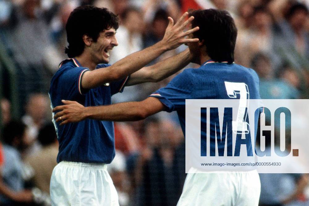Paolo Rossi (li.) und Gaetano Scirea jubeln - Italien ist Weltmeister 1982 Fußball WM Herren Weltmeisterschaft 1982, Finale, Endspiel, Länderspiel, Nationalmannschaft, Nationalteam, Gruppe Estadio Santiago Bernabeu Madrid Harmonie, Glück, Begeisterung, Freude,