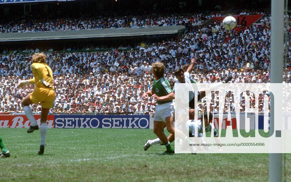 Jose Luis Brown (hinten) erzielt das Tor zum 1:0, davor Diego Armando Maradona (beide Argentinien), Jakobs und Torwart Harald Schumacher (beide BR Deutschland) Fußball WM Herren Weltmeisterschaft 1986, Finale, Endspiel, Länderspiel, Nationalmannschaft, Nationalteam, Totale Estadio Azteca, Aztekenstadion Mexico-City Dynamik,