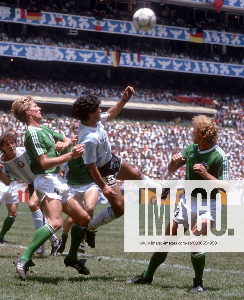 Diego Armando Maradona (Argentinien, Mitte) gegen Karl-Heinz Förster (li.) und Andreas Brehme (beide BR Deutschland) Fußball WM Herren Weltmeisterschaft 1986, Finale, Endspiel, Länderspiel, Nationalmannschaft, Nationalteam, Gruppe Estadio Azteca, Aztekenstadion Mexico-City Dynamik,