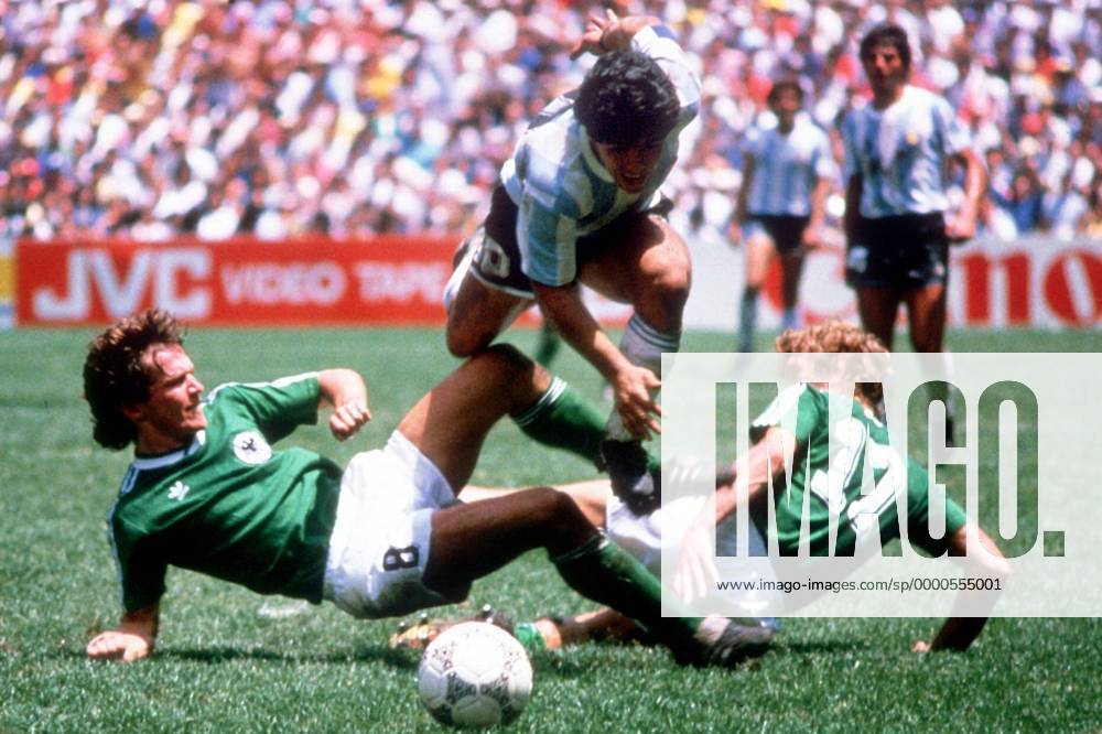 Diego Armando Maradona (Argentinien, Mitte) überläuft Lothar Matthäus (li.) und Ditmar Jakobs (beide BR Deutschland) Fußball WM Herren Weltmeisterschaft 1986, Finale, Endspiel, Länderspiel, Nationalmannschaft, Nationalteam, Gruppe Estadio Azteca, Aztekenstadion Mexico-City Dynamik, Kampf, Überlegenheit,