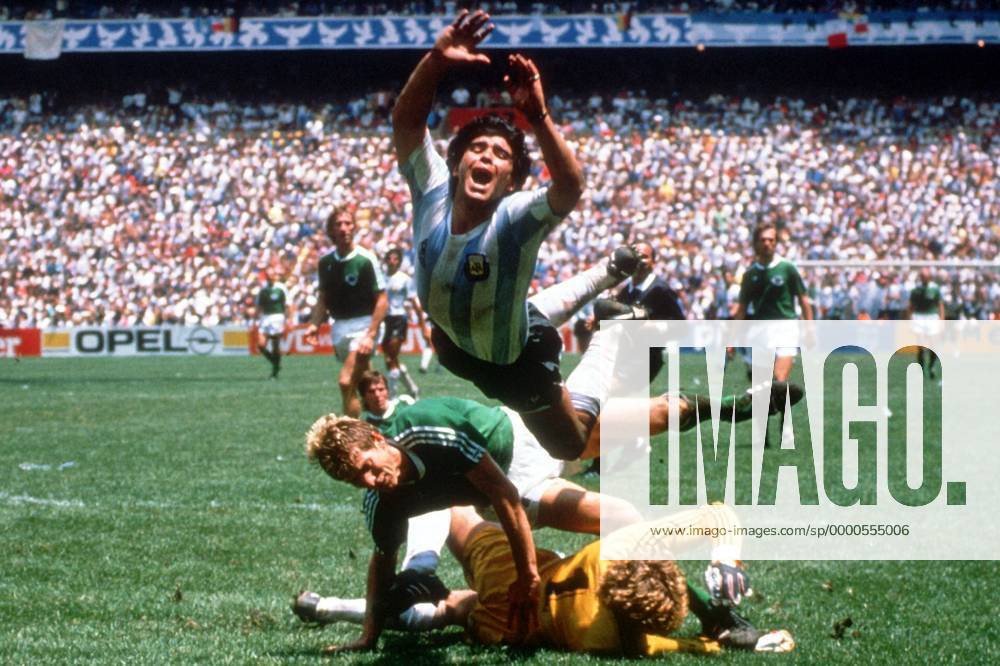 IMAGO Iconic Moments, Fußball Diego Armando Maradona (Argentinien) hebt theatralisch ab, dahinter Karl-Heinz Förster und Torwart Harald Schumacher (beide BR Deutschland) Fußball WM Herren Weltmeisterschaft 1986, Finale, Endspiel, Länderspiel, Nationalmannschaft, Nationalteam, Gruppe Estadio Azteca, Aztekenstadion Mexico-City Dynamik, Kampf,