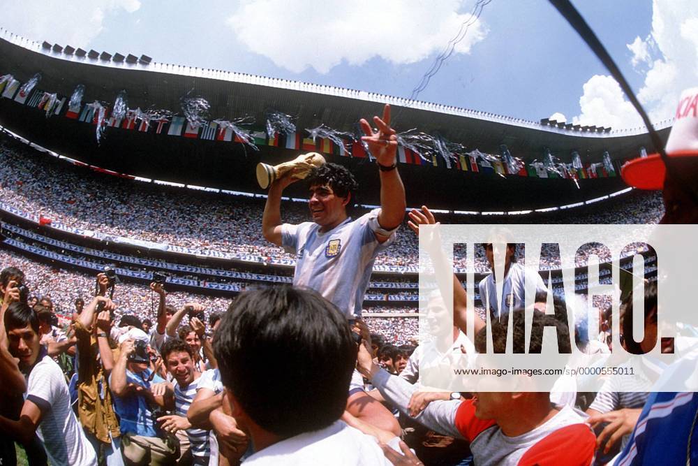 Diego Armando Maradona (Argentinien) wird mit dem Weltmeister-Pokal auf Schultern getragen Fußball WM Herren Weltmeisterschaft 1986, Finale, Endspiel, Länderspiel, Nationalmannschaft, Nationalteam, Totale Estadio Azteca, Aztekenstadion Mexico-City Glück, Freude, Begeisterung,