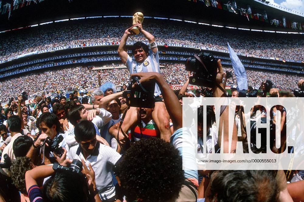 Diego Armando Maradona (Argentinien) wird mit dem Weltmeister-Pokal auf Schultern getragen Fußball WM Herren Weltmeisterschaft 1986, Finale, Endspiel, Länderspiel, Nationalmannschaft, Nationalteam, Totale Estadio Azteca, Aztekenstadion Mexico-City Glück, Freude, Begeisterung,