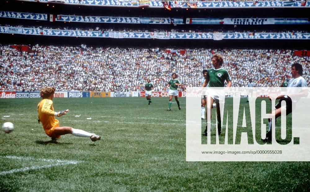 Jorge Valdano (Argentinien, re.) erzielt das Tor zum 2:0, Torwart Harald Schumacher und Ditmar Jakobs (beide BR Deutschland) sind machtlos Fußball WM Herren Weltmeisterschaft 1986, Finale, Endspiel, Länderspiel, Nationalmannschaft, Nationalteam, Totale Estadio Azteca, Aztekenstadion Mexico-City Dynamik,