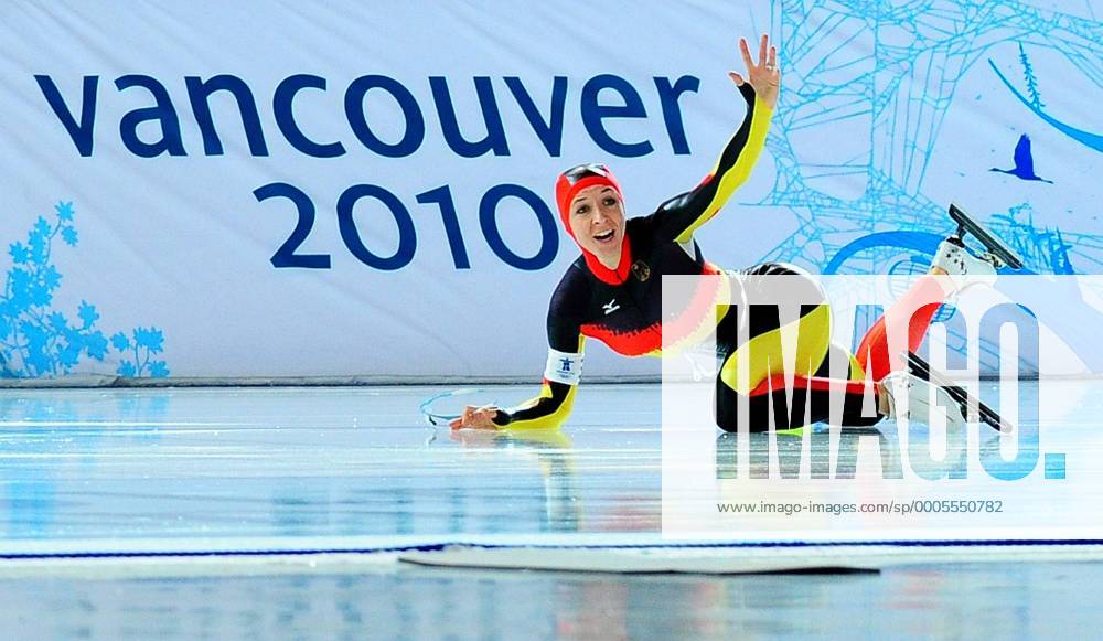 Anni Friesinger-Postma (Deutschland) stürzt bei der Teamverfolgung ins Ziel und nimmt nach einem kurzen Moment wahr, dass es dennoch für den Finaleinzug gereicht hat (Serie 5 6) OLY2010022705 o0 Sturz Schriftzug o0 Teamwettbewerb