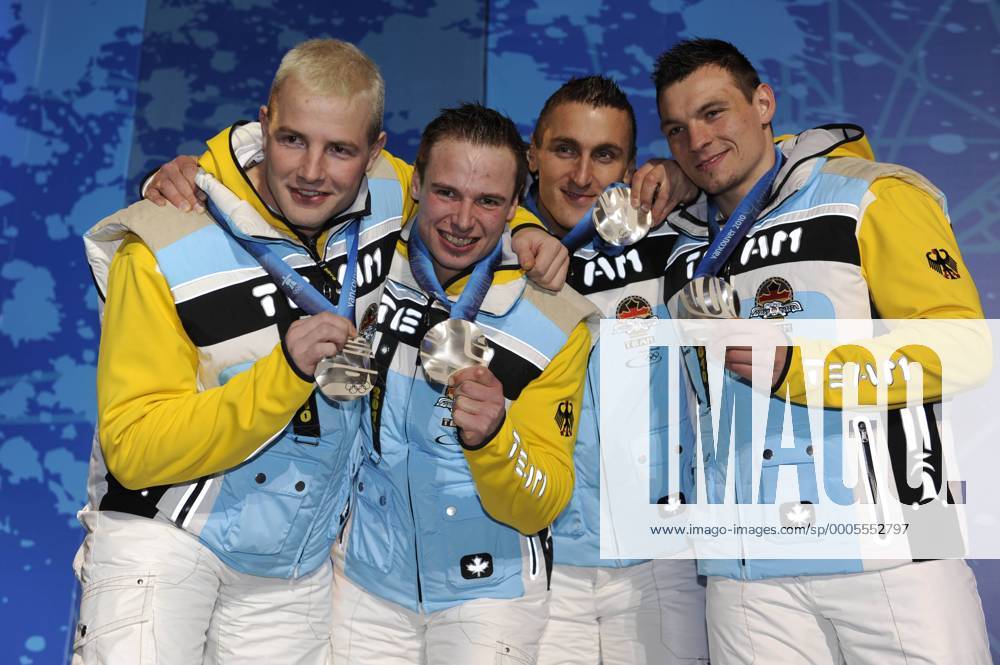 V.li: Bob GER 1 mit Martin PUTZE, Kevin KUSKE, Alexander RUEDIGER, Andre LANGE, 2. Platz Silbermedaille, Jubel, Siegerehrung, Medal Ceremony, Medaille, Medaillen. Viererbob, Bob, Aktion, am 27.02.2010 XXI. Olympische Winterspiele 2010, vom 12.02. - 28.02.2010 in Vancouver Kanada.