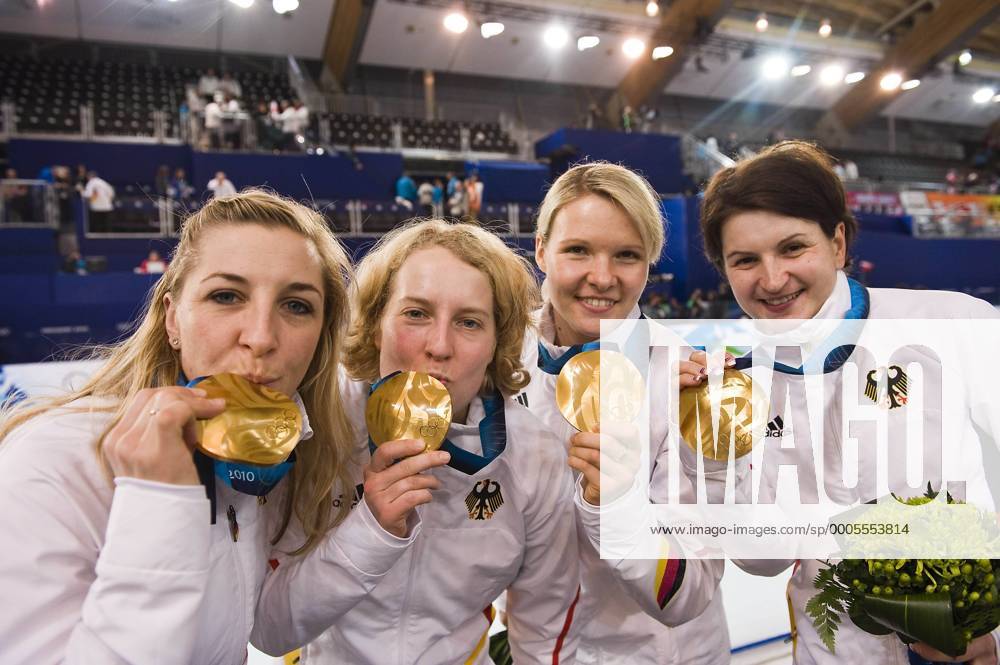 Das deutsche Team mit von links Anni FRIESINGER-POSTMA, Katrin MATTSCHERODT, Stephanie BECKERT und Daniela ANSCHUETZ-THOMS, 1. Platz, Olympiasieger, Gewinner der Goldmedaille, winner, Sieger, jubeln, praesentieren ihre Medaillen, Eisschnelllaufen Speed Skating Mannschaftswettbewerb der Frauen Damen Ladies Team Pursuit, am 27.02.2010 XXI. Olympische Winterspiele 2010, vom 12.02. - 28.02.2010 in Vancouver Kanada. o0 Sieg, Sieger, Olympiasieg, Olympiasieger, gold Medaille, Goldmedaille, Jubel, Freude,