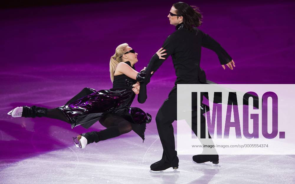 Oksana DOMNINA und Maxim SHABALIN, RUS, Aktion, Eiskunstlaufen Schaulaufen Exhibition Gala Presentation, am 27.02.2010 XXI. Olympische Winterspiele 2010, vom 12.02. - 28.02.2010 in Vancouver Kanada. o0 Paar, Paarlaufen o00 kurios Kostüm Kleidung Verkleidung Sonnenbrille, sunglasses