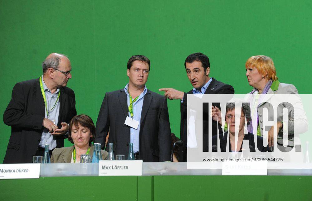 Sonderparteitag von Bündnis 90 Die Grünen zum Atomausstieg nach dem Fahrplan von Bundeskanzlerin Angela Merkel (CDU). Silke Krebs (vorn li.), Steffi Lemke (vorn re.), Claudia Roth und Cem Özdemir (hinten 2.v.re.re.)