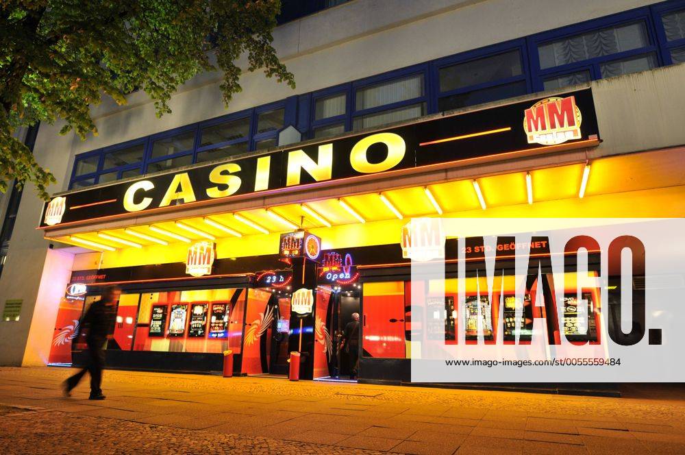 Berlin 05.05.2011: Spielhalle Spielhölle Casino Spielothek Geldspiele Spielsucht Automatenspiel Gebäude Ansicht Außenansicht Blaue Stunde Restlichtaufnahme Abend abends