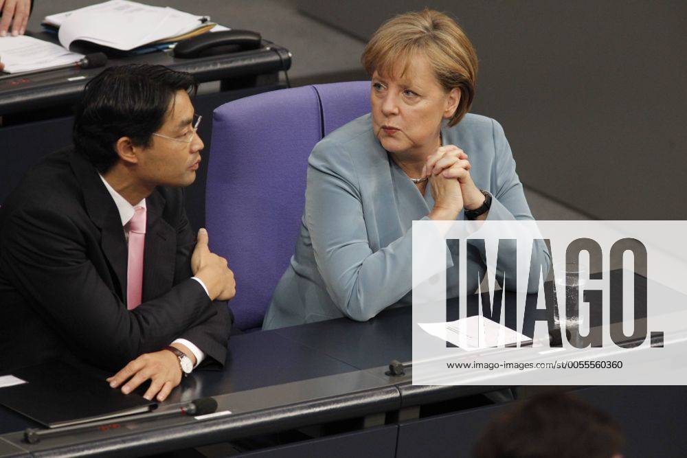 Bundestag Plenum, Thema: Gesetz zur Änderung des Atomgesetzes (Beendigung der Nutzung von Atomkraftwerken zur kommerziellen Energieerzeugung in Deutschland), Foto: Bundeswirtschaftsminister Philipp Rösler (FDP), Bundeskanzlerin Angela Merkel