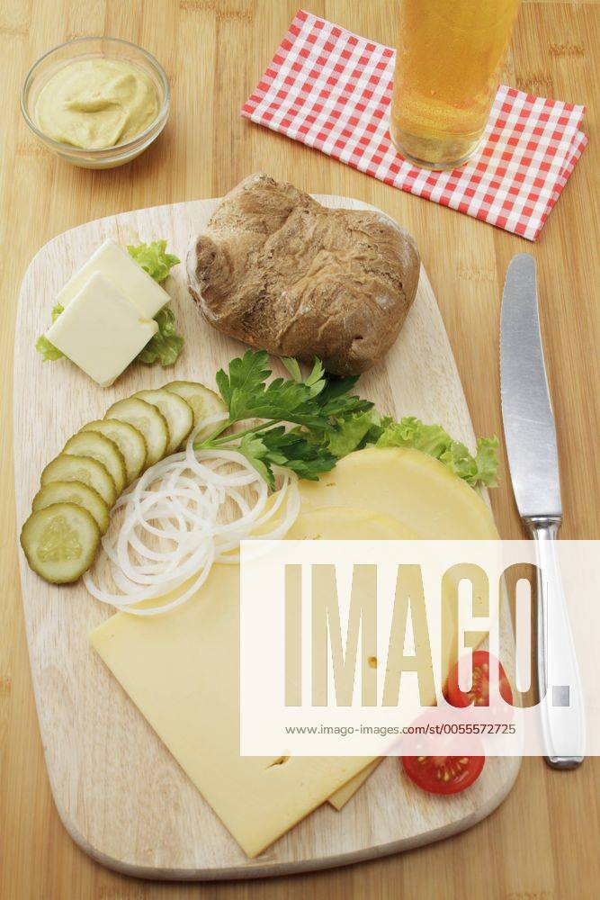 Kölner Spezialität Halver Hahn, Roggenbrötchen mit mittelaltem Gouda Käse, Gewürzgurke, Senf und Zwiebelscheiben iblren01962496