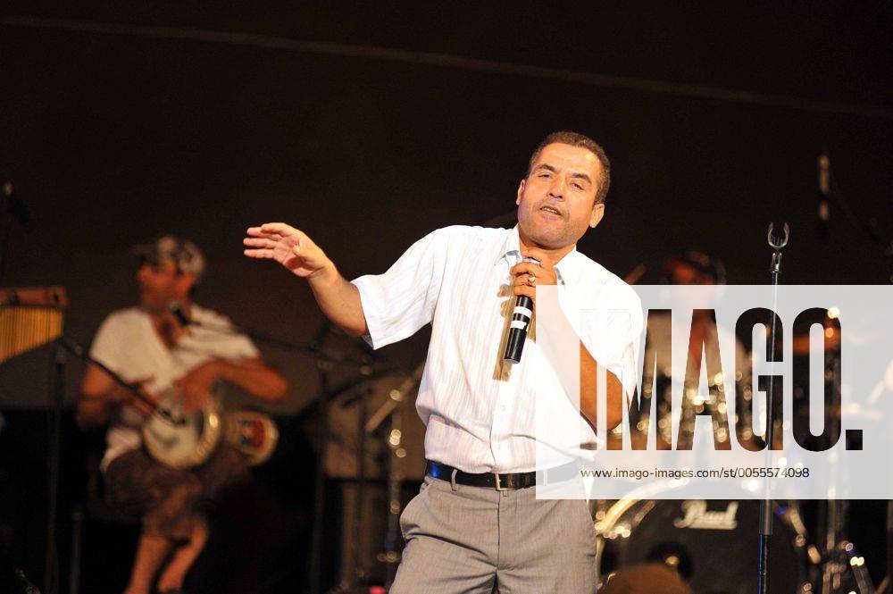 (110706) -- ALGIERS, July 6, 2011 (Xinhua) -- Algerian-born singer, songwriter and Instrumentalist Mohamed Khelifati, also known as Cheb Mami, performs in Sidi Fredj, Algiers, Capital of Algeria, on July 5, 2011.(Xinhua Mohamed Kadri) (cl) ALGERIA-ALGIERS-SINGER