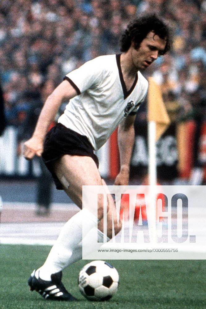 Franz Beckenbauer (BR Deutschland) am Ball Fußball Herren Freundschaftsspiel 1973, Nationalmannschaft, Nationalteam, Nationaltrikot Einzelbild Olympiastadion Berlin