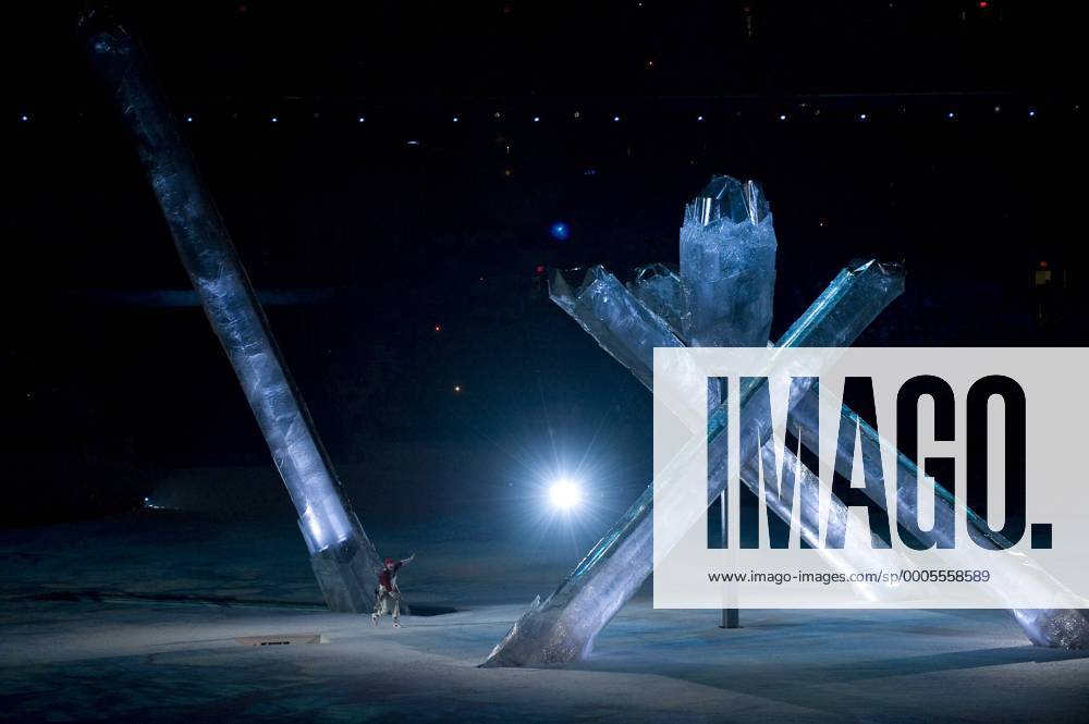 Feb. 28, 2010 - Vancouver - Olympics Closing Ceremony - The Olympic Cauldron pier rises from the floor during the closing ceremony after a malfunction during the opening ceremony at the 2010 Winter Olympic on February 28, 2010 in Vancouver.. - ZUMAj89 o0 Objekte Skulptur
