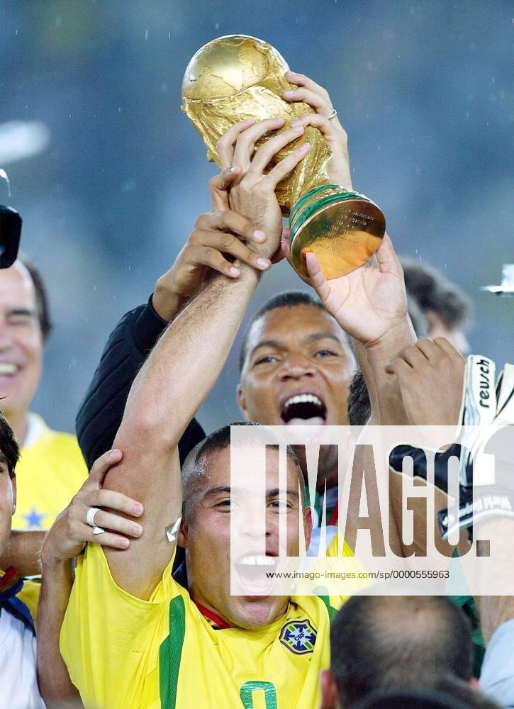 Ronaldo (Brasilien) präsentiert stolz den Pokal Fußball WM Herren Weltmeisterschaft 2002, Länderspiel, Finale, Endspiel, Nationalmannschaft, Nationalteam, Vdig Einzelbild International Stadium Yokohama Freude, Begeisterung,