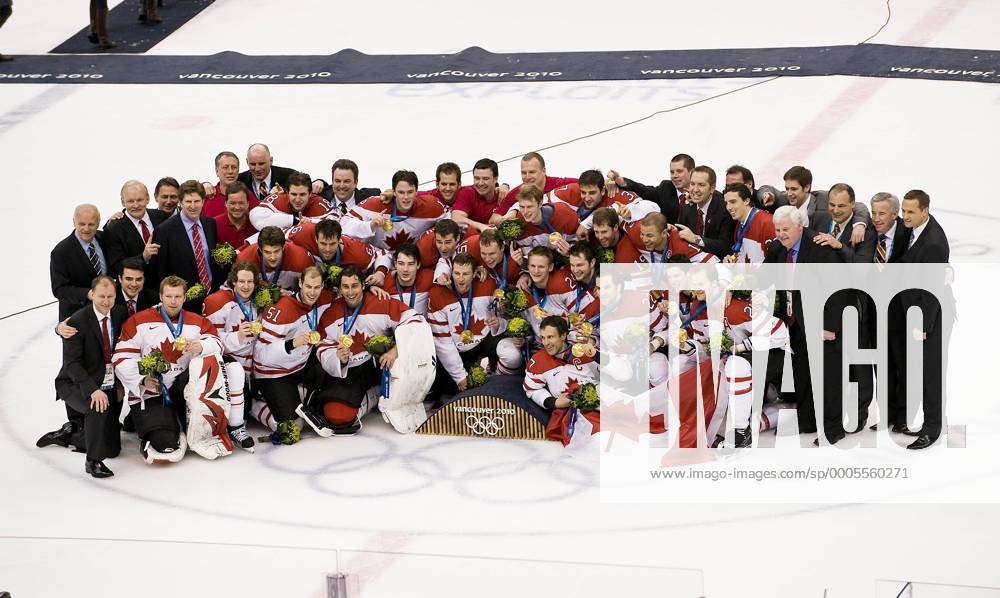 Siegerehrung, das kanadische Team mit ihren Goldmedaillen, 1. Platz Olympiasieger, USA - CAN Kanada 2:3 n. V., Finale, Goldmedalgame, der Herren Maenner, am 28.02.2010. XXI. Olympische Winterspiele 2010, in Vancouver Kanada. o0 Siegerehrung Gold, Goldmedaille, Medaille Sieg Olympiasieg Jubel Freude Siegerfoto o0 Mannschaftsfoto totale
