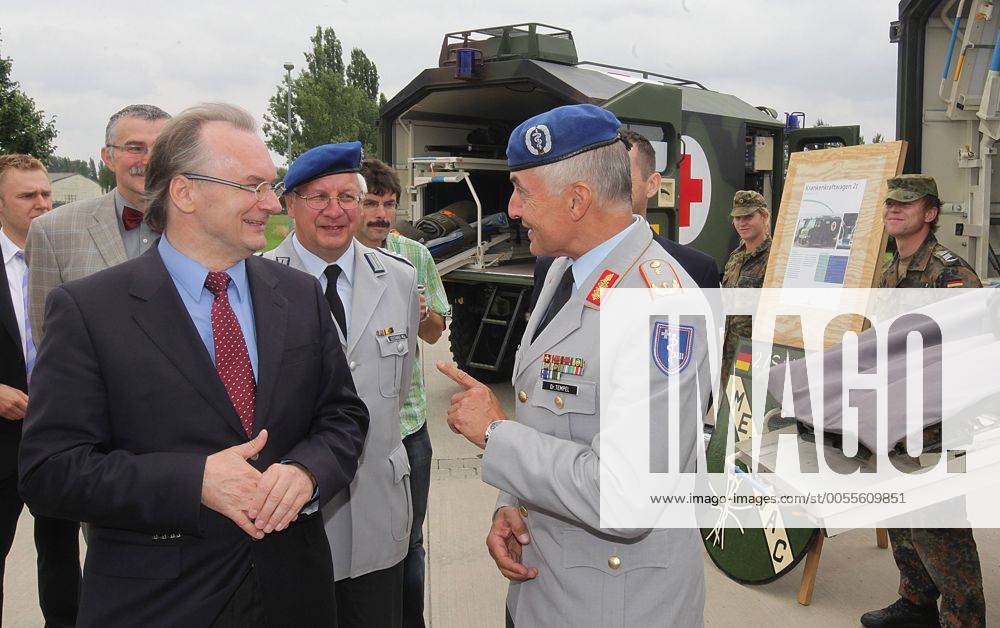 Weißenfels ist Standort der Bundeswehr in Sachsen-Anhalt größter Sanitäts-Standort in Deutschland, Sachsen-Anhalt-Kaserne Sachsen-Anhalts Ministerpräsident Reiner Haseloff (li., CDU) besucht den Bundeswehrstandort Haseloff und Generalarzt Michael Tempel (M., r.), der Kommdandeur des Bundeswehrstandortes, dabei zusieht