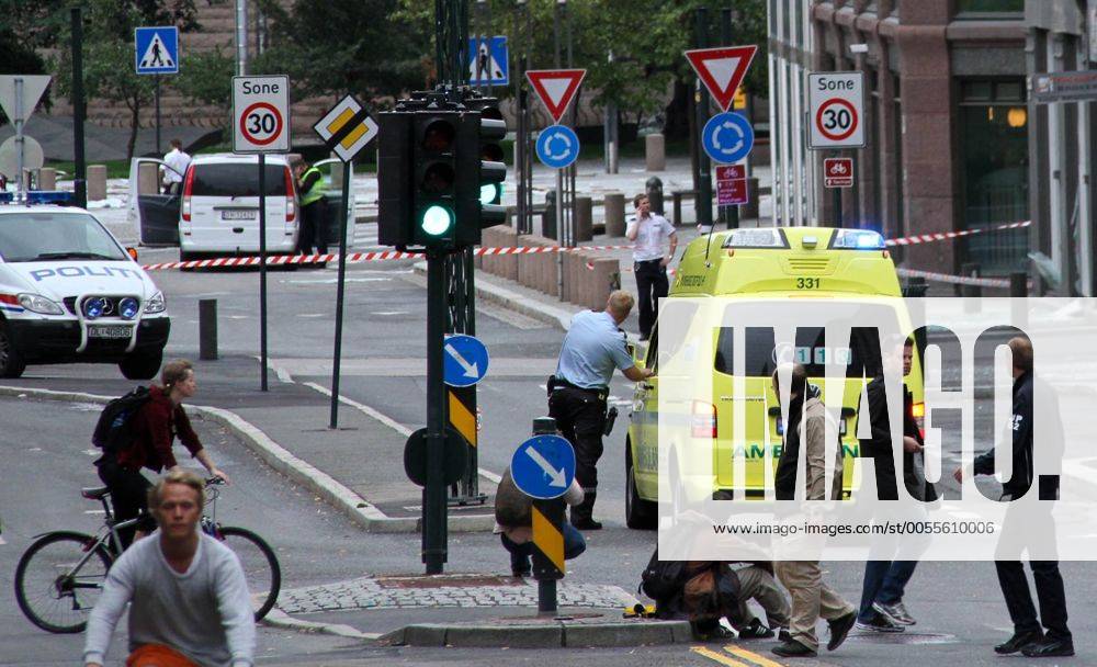 (110722) -- OSLO, July 22, 2011 (Xinhua) -- Streets are blocked after the blast at the Norvegian Prime Minister s office in Oslo, on July 22, 2011. At least two people have been confirmed dead in a huge explosion in downtown Oslo on Friday. (Xinhua Liu Min)(ww) NORWAY-OSLO-BLAST