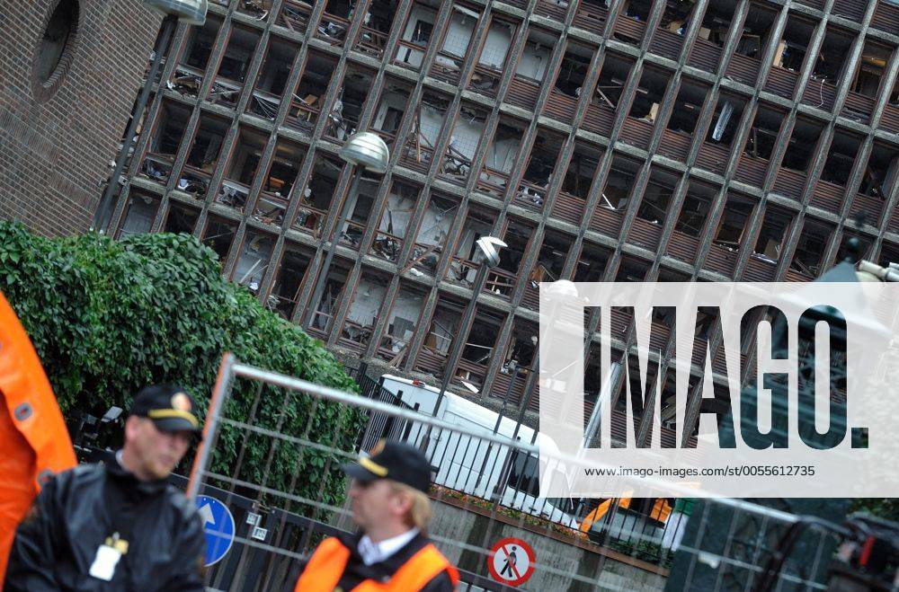 (110724) -- OSLO, July 24, 2011 (Xinhua) -- Policemen stand guard near the damaged government building in Oslo, capital of Norway, July 24, 2011. Norway has plunged in grief as its people come to terms with life after the massive bomb blast and shooting spree on Friday killed at least 93 people. (Xinhua Wang Qingqin) (zw) NORWAY-OSLO-GOVERNMENT BUILDING