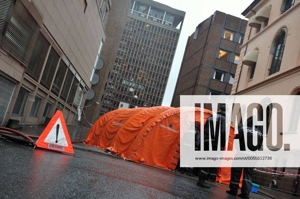 (110724) -- OSLO, July 24, 2011 (Xinhua) -- Policemen stand guard near the damaged government building in Oslo, capital of Norway, July 24, 2011. Norway has plunged in grief as its people come to terms with life after the massive bomb blast and shooting spree on Friday killed at least 93 people. (Xinhua Wang Qingqin) (zw) NORWAY-OSLO-GOVERNMENT BUILDING