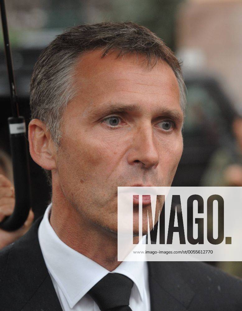 (110724) -- OSLO, July 24, 2011 (Xinhua) -- Norwegian Prime Minister Jens Stoltenberg meets the press after inspecting the bomb damage of the government building in Oslo, capital of Norway, July 24, 2011. Norway has plunged in grief as its people come to terms with life after the massive bomb blast and shooting spree on Friday killed at least 93 people. (Xinhua Wang Qingqin) (zw) NORWAY-OSLO-GOVERNMENT BUILDING-PM-INSPECTION