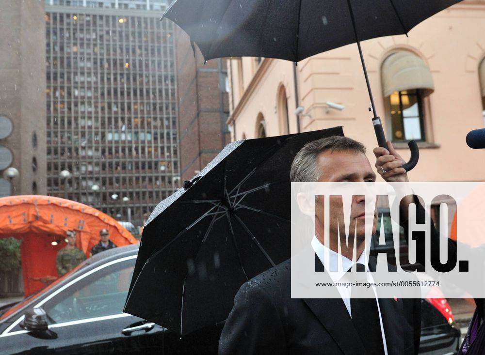 (110724) -- OSLO, July 24, 2011 (Xinhua) -- Norwegian Prime Minister Jens Stoltenberg meets the press after inspecting the bomb damage of the government building in Oslo, capital of Norway, July 24, 2011. Norway has plunged in grief as its people come to terms with life after the massive bomb blast and shooting spree on Friday killed at least 93 people. (Xinhua Wang Qingqin) (zw) NORWAY-OSLO-GOVERNMENT BUILDING-PM-INSPECTION