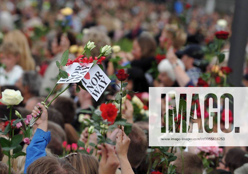 (Xinhua) -- A citizen holds roses and a card reading I love Norway during a gathering in memory of the victims of last Friday s twin attacks, in downtown Oslo, capital of Norway, July 25, 2011. Over 150,000 people carrying flowers joined the gathering, according to local media. (Xinhua Wang Qingqin) (wjd) NORWAY-OSLO-MEMORIAL GATHERING-ATTACKS-VICTIMS