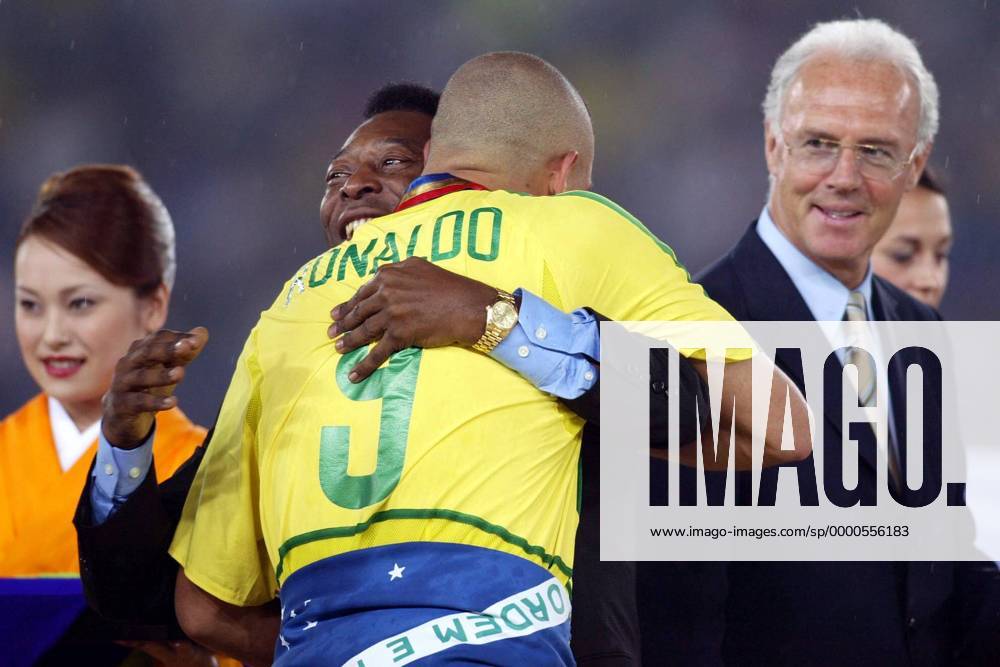 Fußballlegende Pele (li.) gratuliert Ronaldo (beide Brasilien) zum Sieg, re.: Franz Beckenbauer (Deutschland) Fußball WM Herren Weltmeisterschaft 2002, Länderspiel, Finale, Endspiel, Nationalmannschaft, Nationalteam, Vdig Gruppe International Stadium Yokohama Freude,