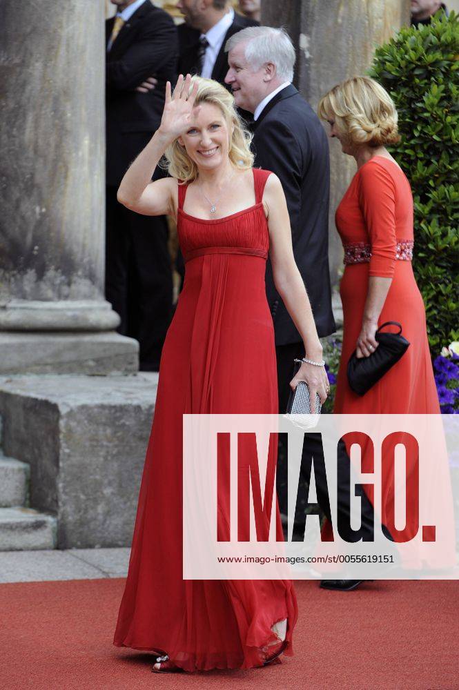 Maria Furtwängler ,Schauspielerin, Einzelbild, Ganzkoerperfigur, ganze Figur. Bayreuther Richard Wagner Festspiele-Roter Teppich am 25.07.2011.Grüner Hügel, Festspielhaus.