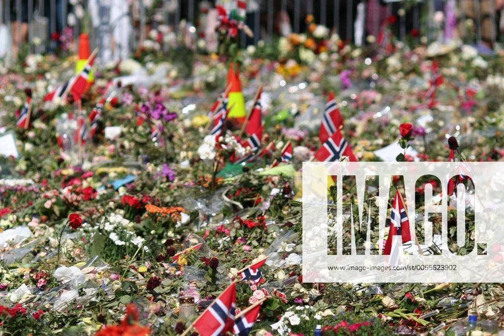 Mit Blumen versuchen die Menschen in Oslo, ihrer Trauer Ausdruck zu verleihen. Der Platz vor der Domkirche gleicht einem Meer aus Rosen und norwegischen Fahnen. Überall in der Stadt werden Blumen niedergelegt, um an die Toten und Verletzten des Attentats vom 22. Juli 2011 zu erinnern.