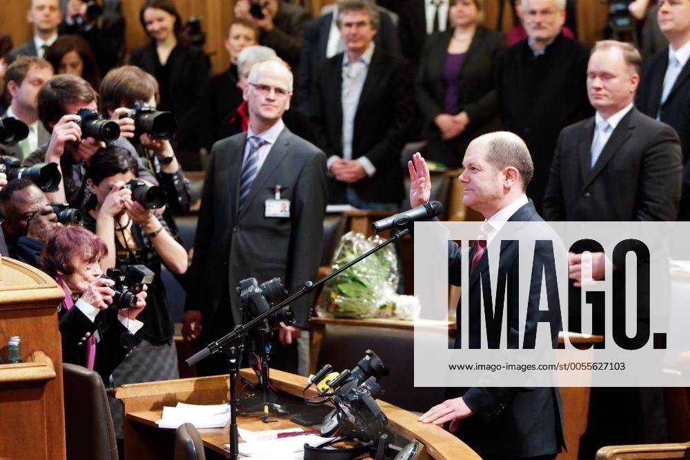 Hamburgs neuer Erster Bürgermeister, Olaf Scholz (SPD) wird nach seiner Wahl im Plenum der Bürgerschaft im Rathaus von Hamburg am 07.03.2011 vereidigt.