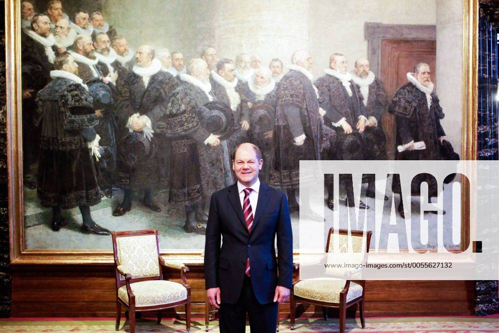 Hamburgs neuer Erster Bürgermeister, Olaf Scholz (SPD) gibt im Bürgersaal des Rathauses in Hamburg nach seiner Vereidigung ein Statement vor dem Rathsherrengemälde am 07.03.2011.