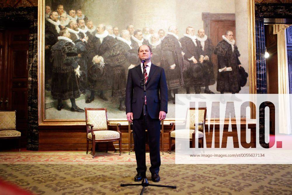 Hamburgs neuer Erster Bürgermeister, Olaf Scholz (SPD) gibt im Bürgersaal des Rathauses in Hamburg nach seiner Vereidigung ein Statement vor dem Rathsherrengemälde am 07.03.2011.