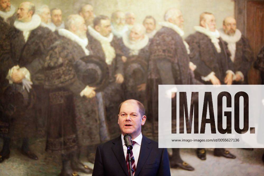 Hamburgs neuer Erster Bürgermeister, Olaf Scholz (SPD) gibt im Bürgersaal des Rathauses in Hamburg nach seiner Vereidigung ein Statement vor dem Rathsherrengemälde am 07.03.2011.