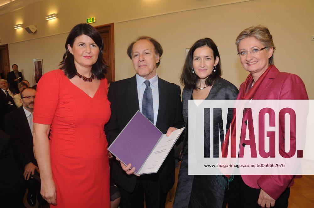 2011 - L-R: LH Gabi Burgstaller, Javier Marias, spanische Kulturministerin Angeles Gonzalez-Sinde, Ministerin Claudia Schmied, Staatspreis für Literatur an Javier Marias, Salzburg