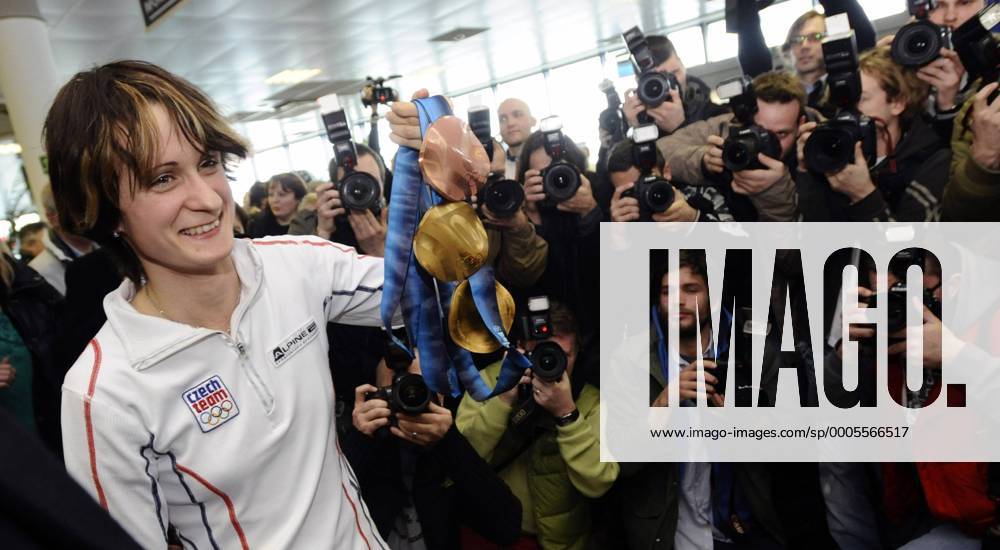 Czech speedskater Martina Sablikova shows her two gold medals and a bronze one on Ruzyne airport, after her arrival from Vancouver, in Prague, March 2, 2010. (CTKxPhoto RenexVolfik) CTKPhoto96201003020484601 o0 Gold, Goldmedaille, Medaille Freude Sieg Olympiasieg Eisschnelllauf Damen Objekt