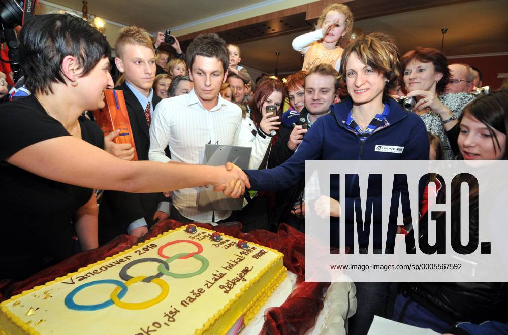 Martina Sablikova of Czech Republic who is welcomed in her hometown Velky Osek aftre returning from Olympics by her supporters on March 2, 2010. (CTKxPhoto AlexandraxMlejnkova) CTKPhoto9201003020888901 o0 Empfang, Ankunft, privat, Fans, Kinder, Sieg, Sieger, Olympiasieg, Torte, Kuchen, Objekte o00 Eisschnelllauf