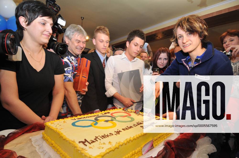 Martina Sablikova of Czech Republic who is welcomed in her hometown Velky Osek aftre returning from Olympics by her supporters on March 2, 2010. (CTKxPhoto AlexandraxMlejnkova) CTKPhoto9201003020886701 o0 Empfang, Ankunft, privat, Fans, Sieg, Sieger, Olympiasieg, Torte, Kuchen, Objekte o00 Eisschnelllauf