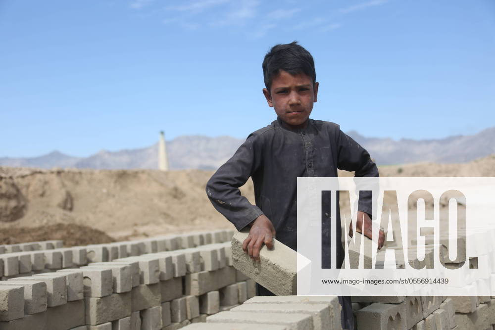 Afghanistan, Kinderarbeit in einer Ziegelfabrik in Kabul (240612) -- KABUL, June 12, 2024 -- A boy works in a brick factory in Kabul, the capital of Afghanistan, June 12, 2024. Nineteen percent of children are engaged in child labor in Afghanistan, the Afghanistan office of the United Nations Office for the Coordination of Humanitarian Affairs (OCHA) said Wednesday. (Photo by Xinhua) AFGHANISTAN-KABUL-CHILD LABOR SaifurahmanxSafi
