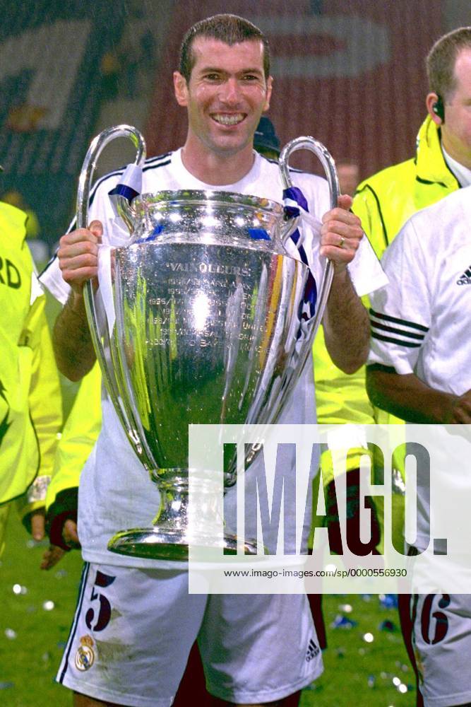 Zinedine Zidane (Real) mit dem Pokal Fußball EC 1 Herren Champions League 2001 2002, Finale, Endspiel, Real Madrid (Spanien) Einzelbild Hampden Park Glasgow Glück, Begeisterung, Freude,