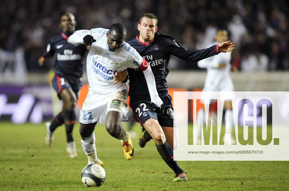 Sylvain Armand (R) gegen Mamadou Niang --- FC Paris St. Germain (blau) vs Olympique Marseille (weiß) - Ligue 1 2009 2010 --- JBAutissier