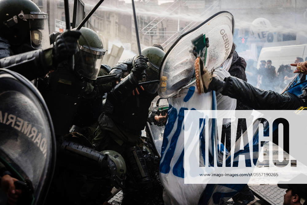 Confrontation between National Gendarmerie forces and protesters. The Senate Chamber of the Argentinean Congress is debating Javier Milei s Ley Bases, which has already been approved by the Chamber of Deputies, while hundreds of thousands of demonstrators are protesting in the streets and there are confrontations and repressive acts by the security forces. Buenos Aires Argentina - ZUMAs197 20240612_aaa_s197_145_20240613