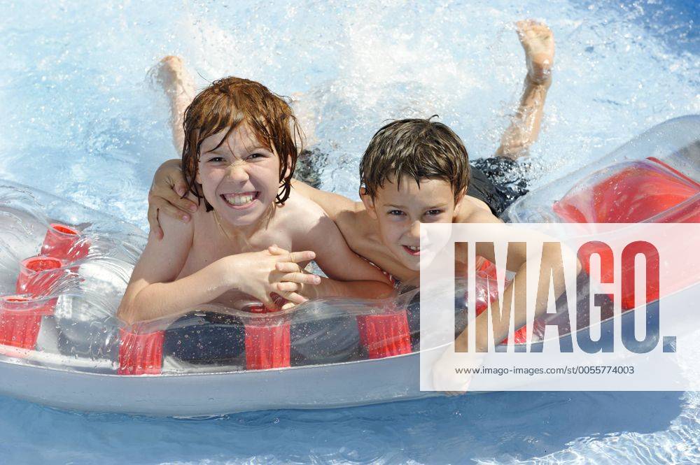 Kinder planschen, baden und spritzen in einem Pool, Wasserspiele im Sommer ibldwb01976680